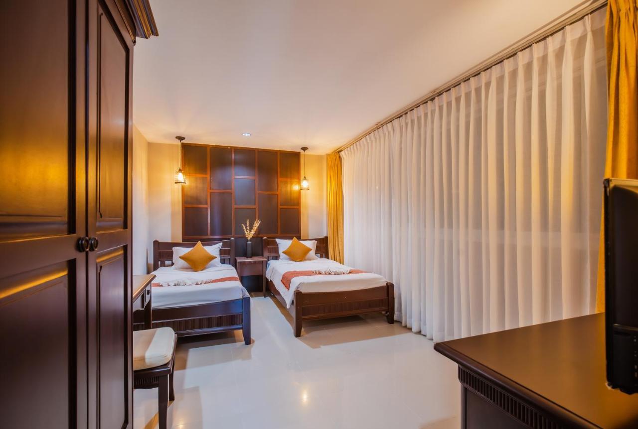 Time Out Hotel Patong Esterno foto