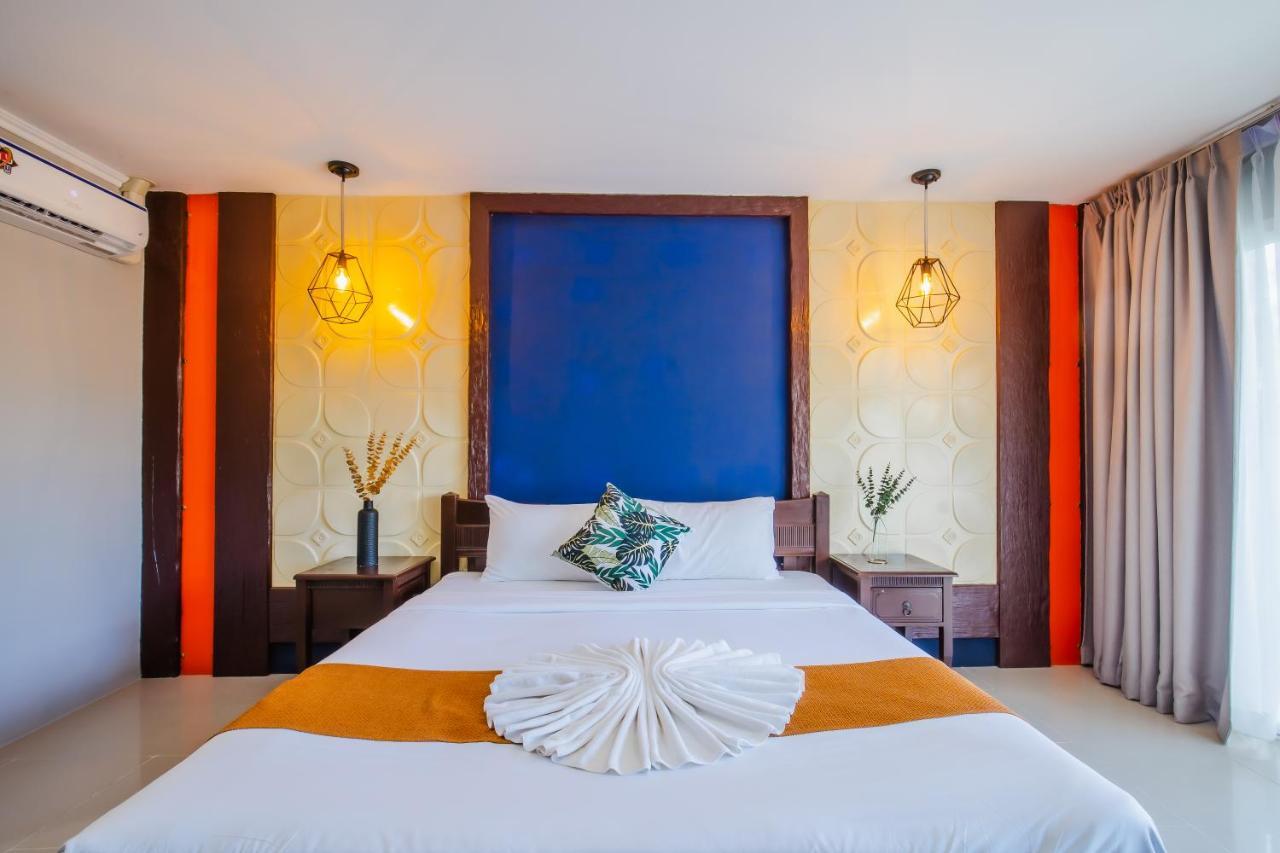 Time Out Hotel Patong Esterno foto