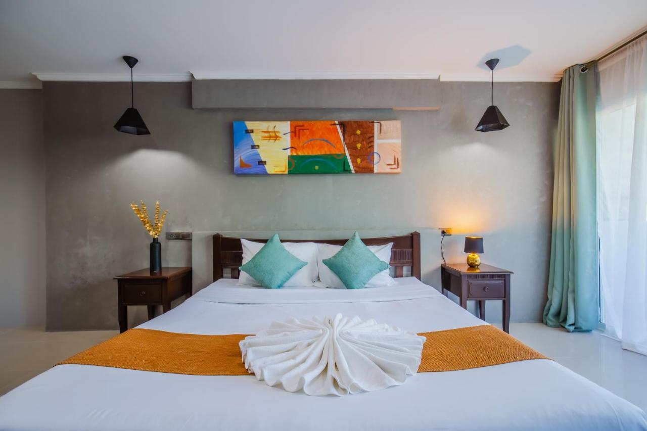 Time Out Hotel Patong Esterno foto