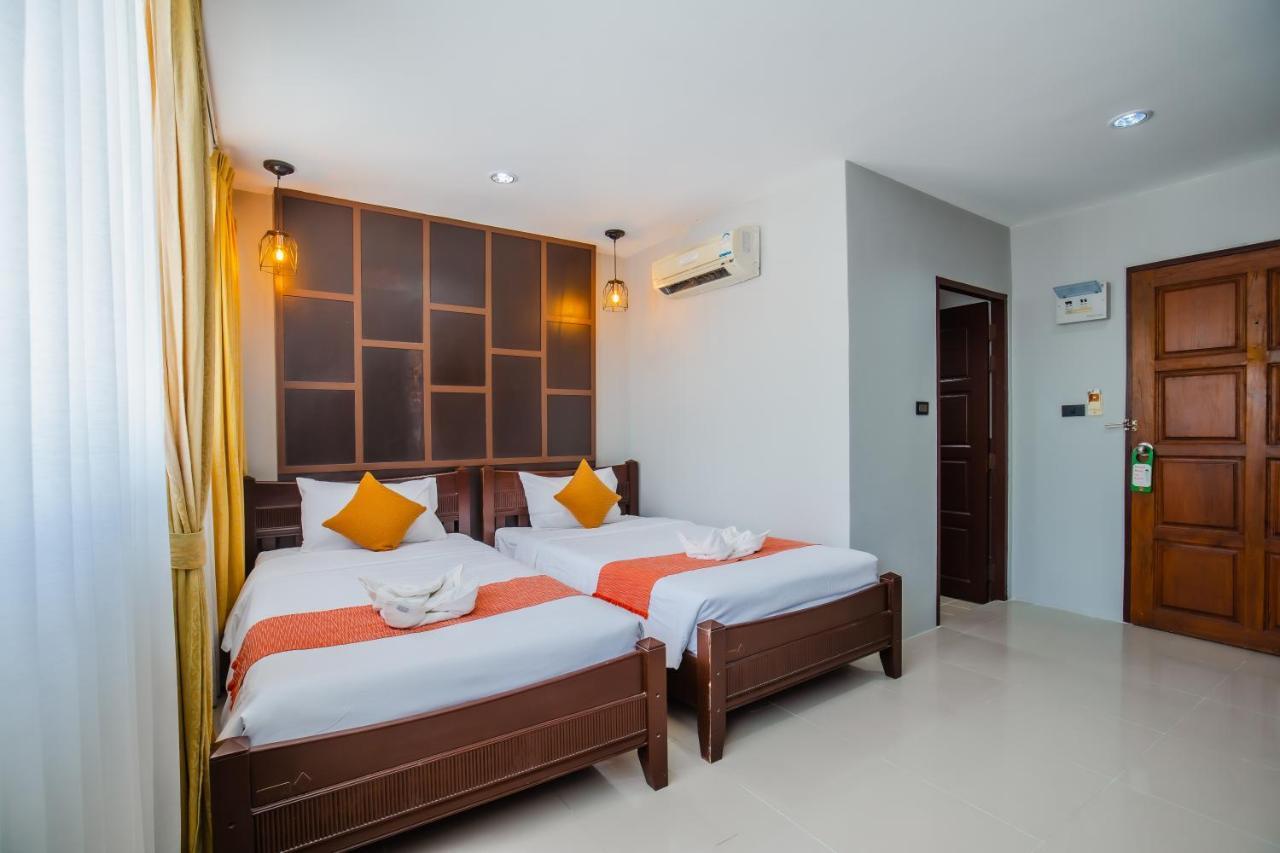 Time Out Hotel Patong Esterno foto