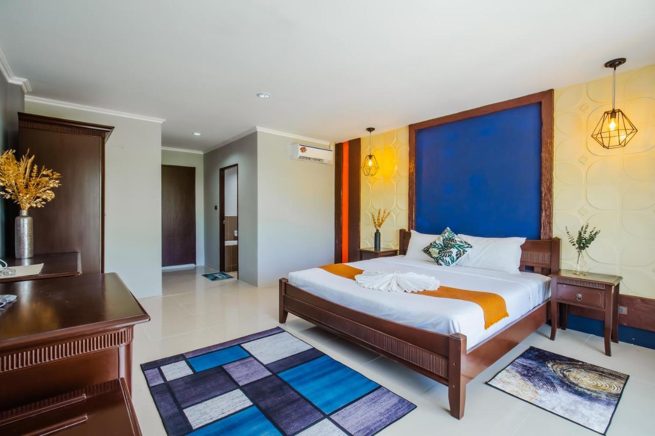 Time Out Hotel Patong Esterno foto