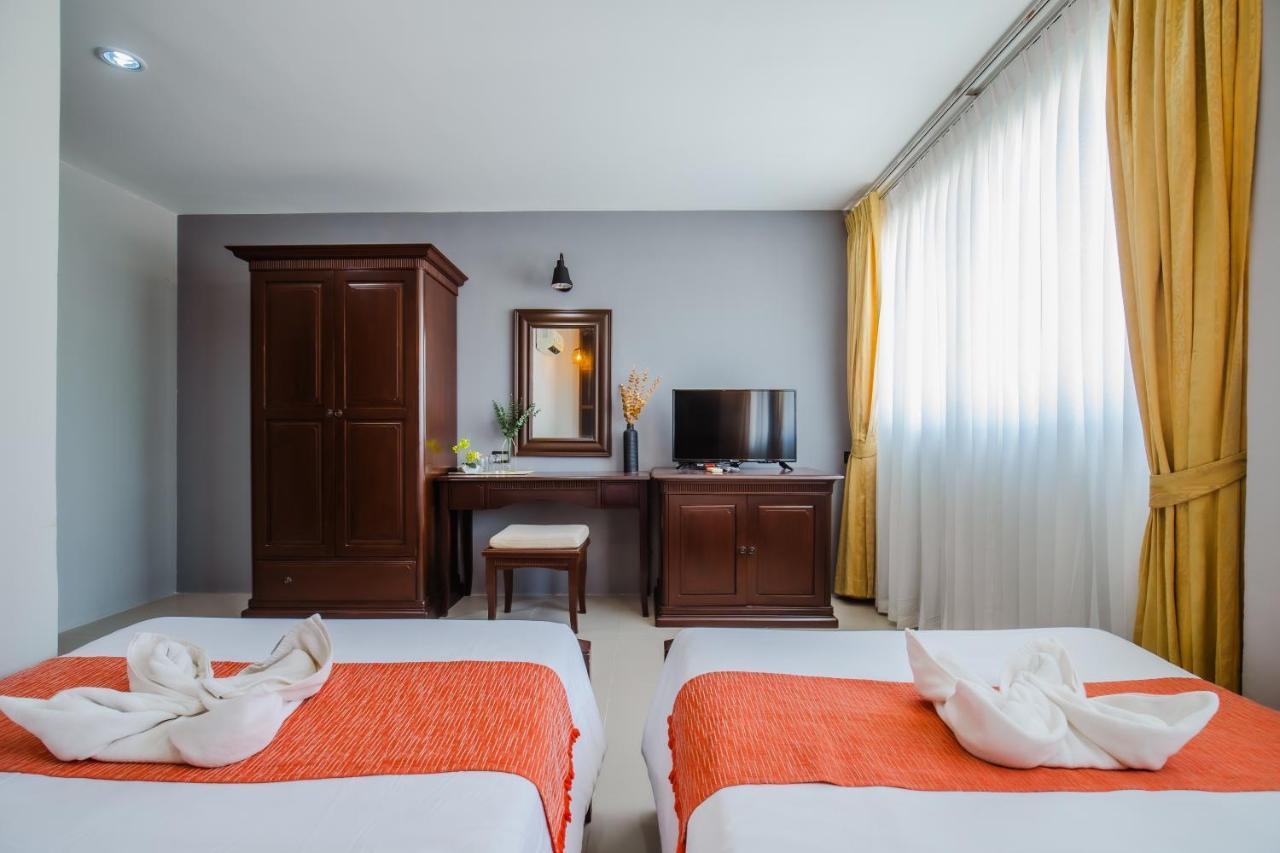 Time Out Hotel Patong Esterno foto