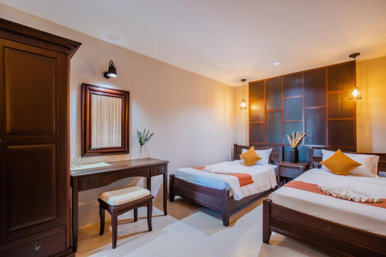 Time Out Hotel Patong Esterno foto