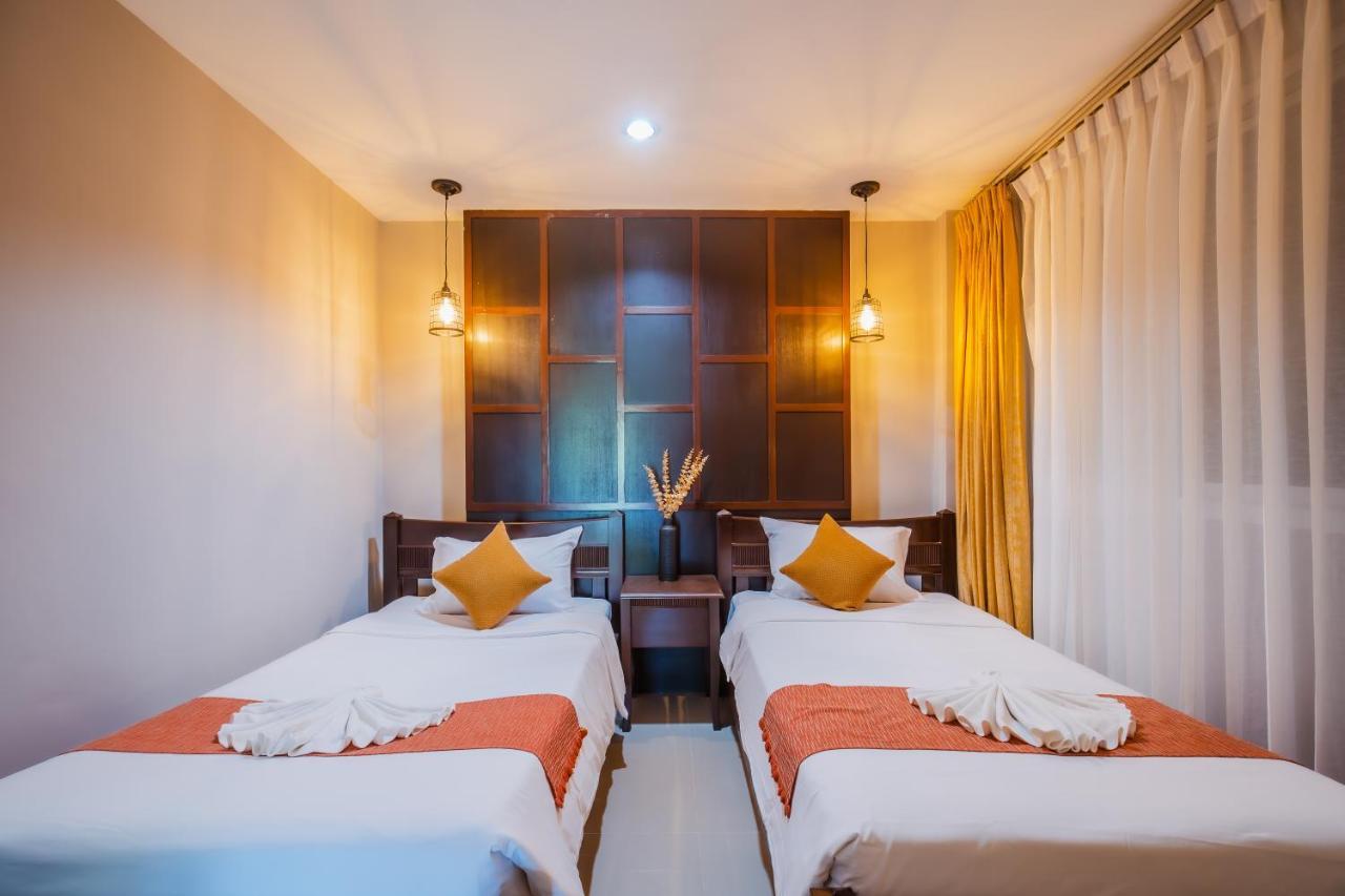 Time Out Hotel Patong Esterno foto