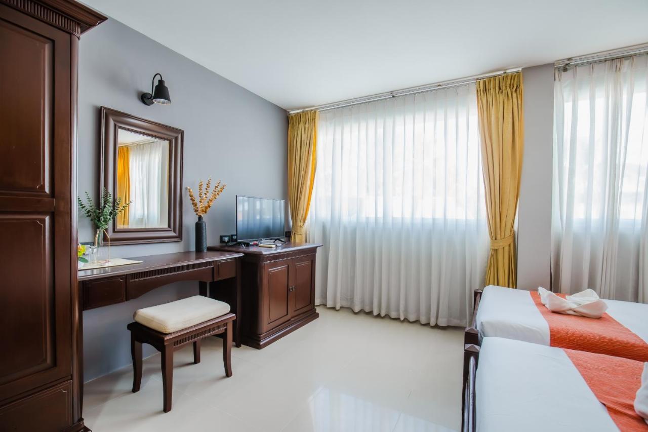 Time Out Hotel Patong Esterno foto