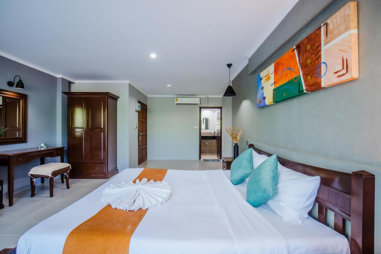 Time Out Hotel Patong Esterno foto
