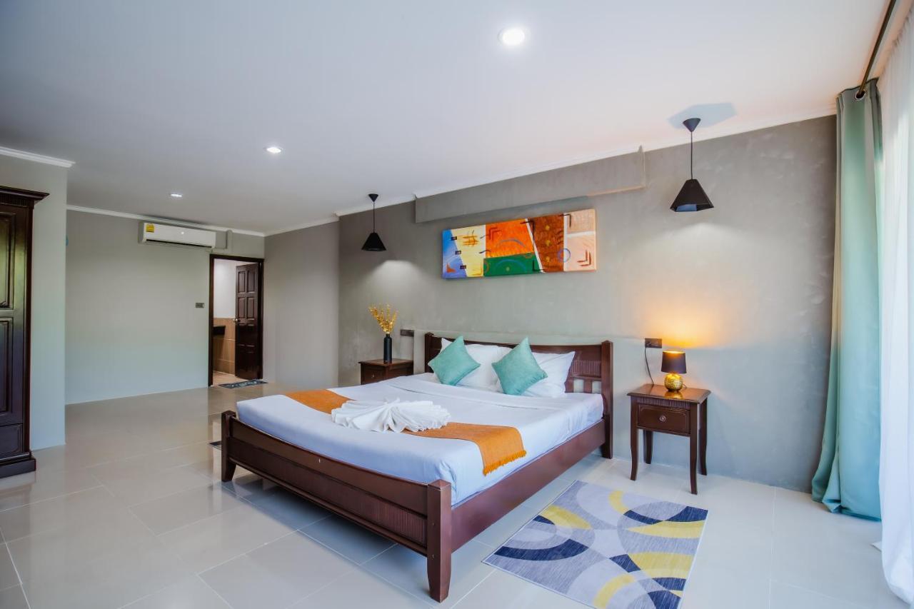 Time Out Hotel Patong Esterno foto